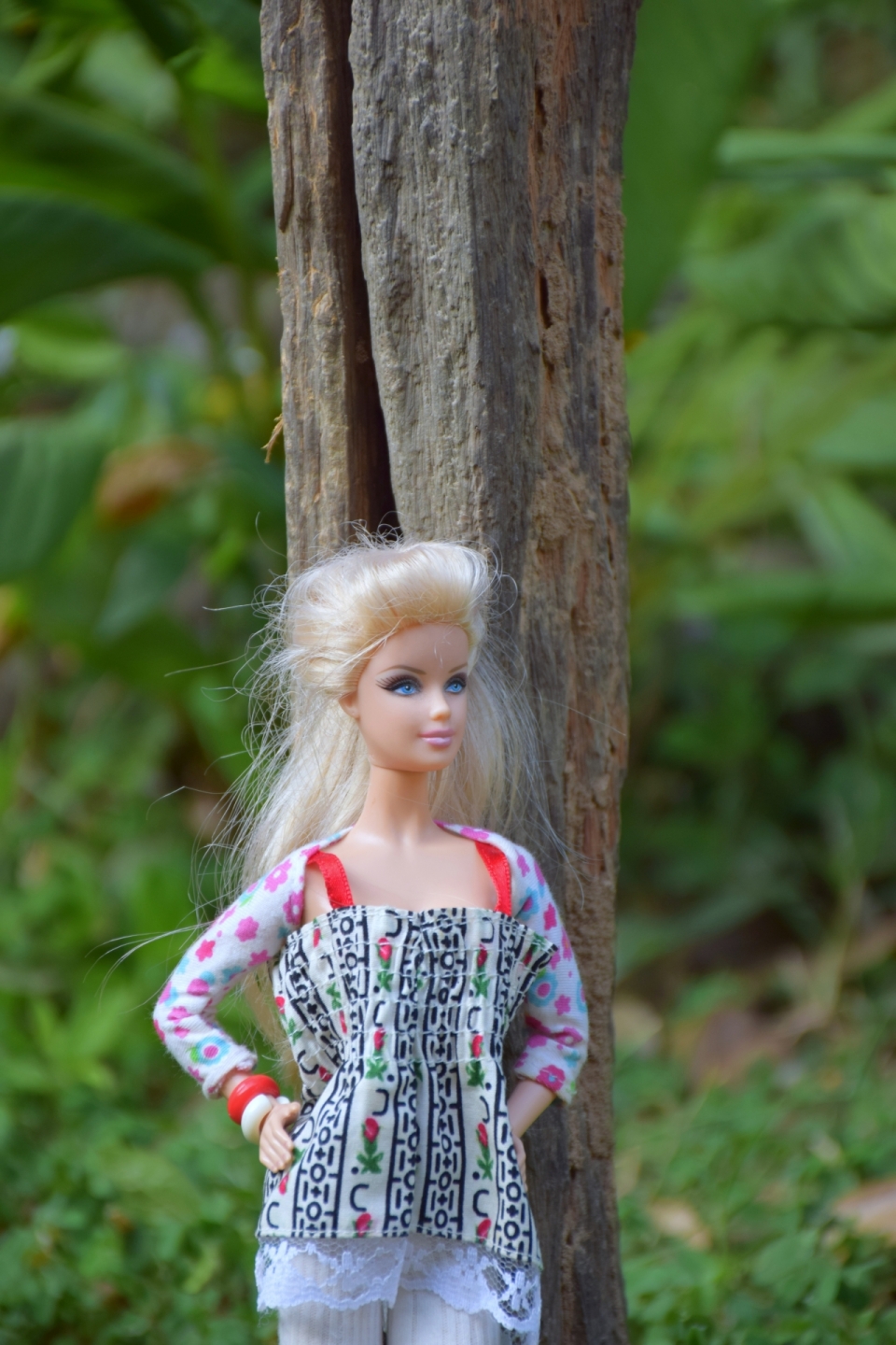 站在树下的芭比娃娃玩具摄影