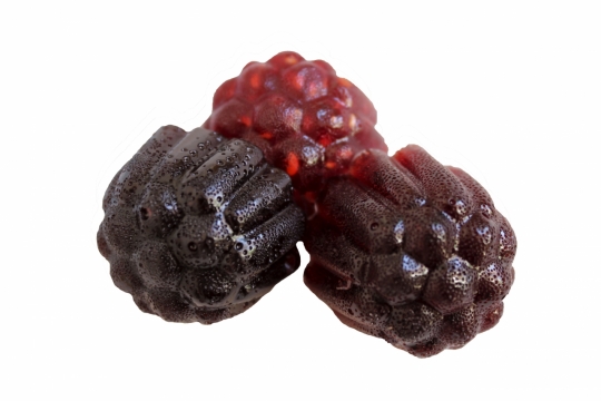 白色背景紫色美味葡萄软糖糖果甜点