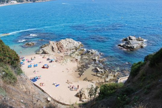 海边山坡上俯视沙滩滩海水俯拍