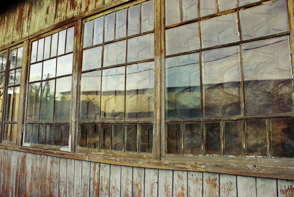 老旧木制房屋透明玻璃窗户外观