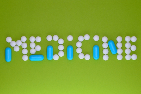 创意简约绿色背景白色蓝色胶囊