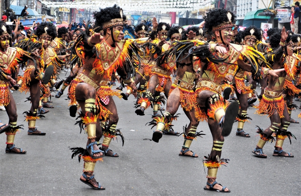 城市街道民族传统扮装舞者举行庆典