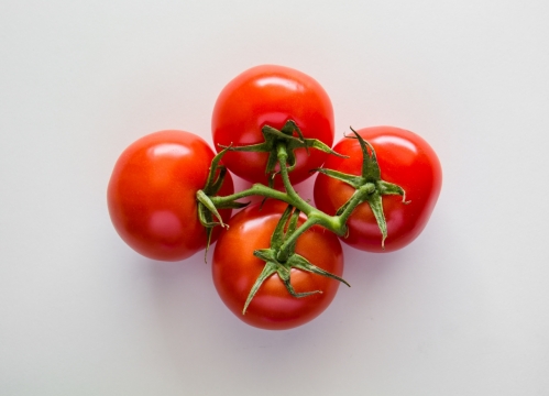 白色桌面小巧鲜艳番茄摆拍特写