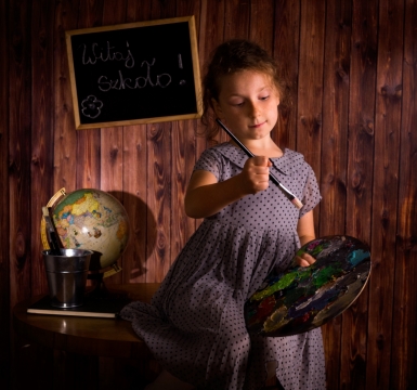 木屋内拿着画板绘画的小女孩