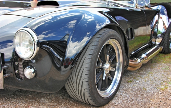 空地停放老爷车精致外观喷漆特写