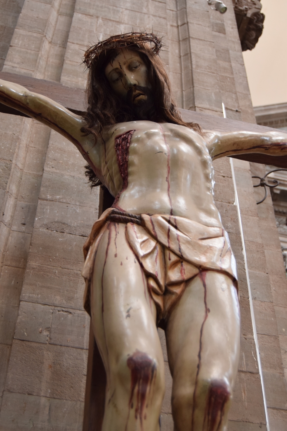 教堂外绑十字架耶稣受难雕像