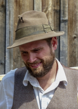 阳光城市街道戴帽子蓄胡成年男性