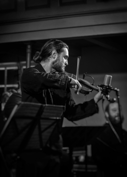 演奏小提琴的男人黑白特写