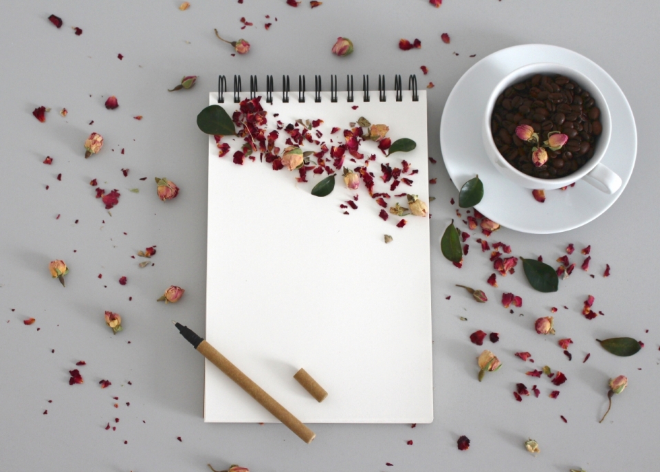 灰色桌面空白笔记本花瓣叶子咖啡