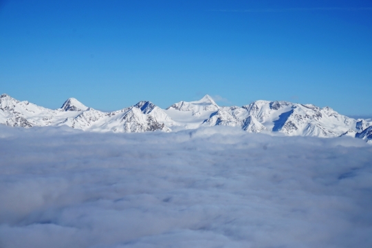 茫茫云海之中露出的雪山峰顶
