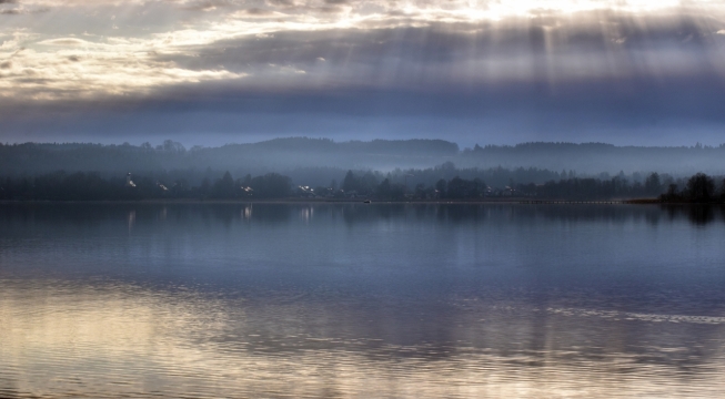 乌云笼罩宽阔湖泊森林光照景观