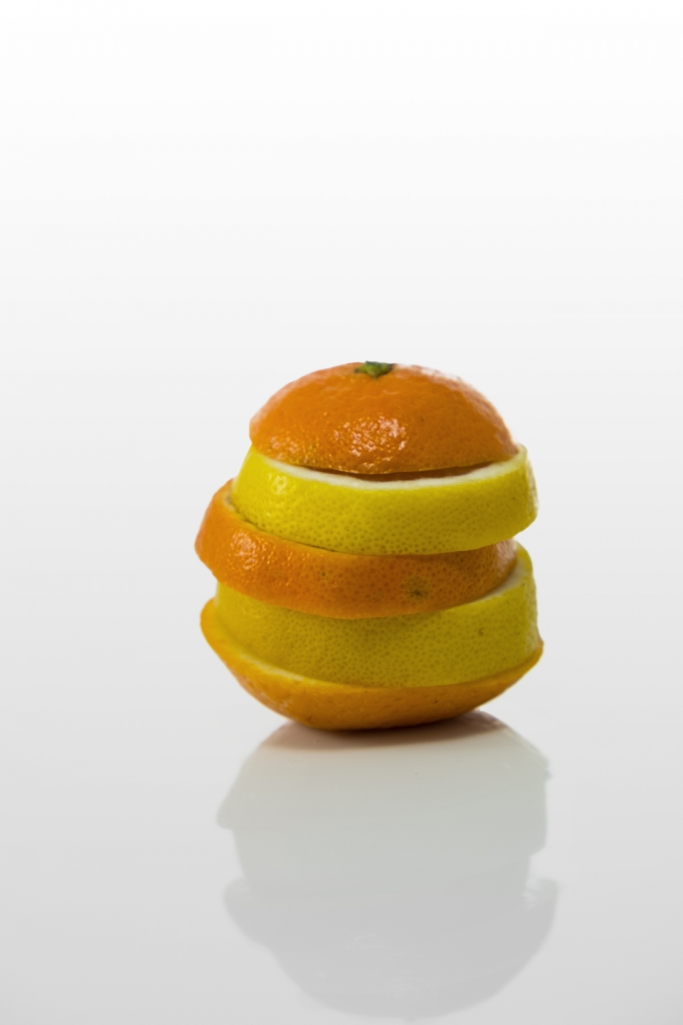 纯色背景橙子和柠檬切开交错摆放静物摄影