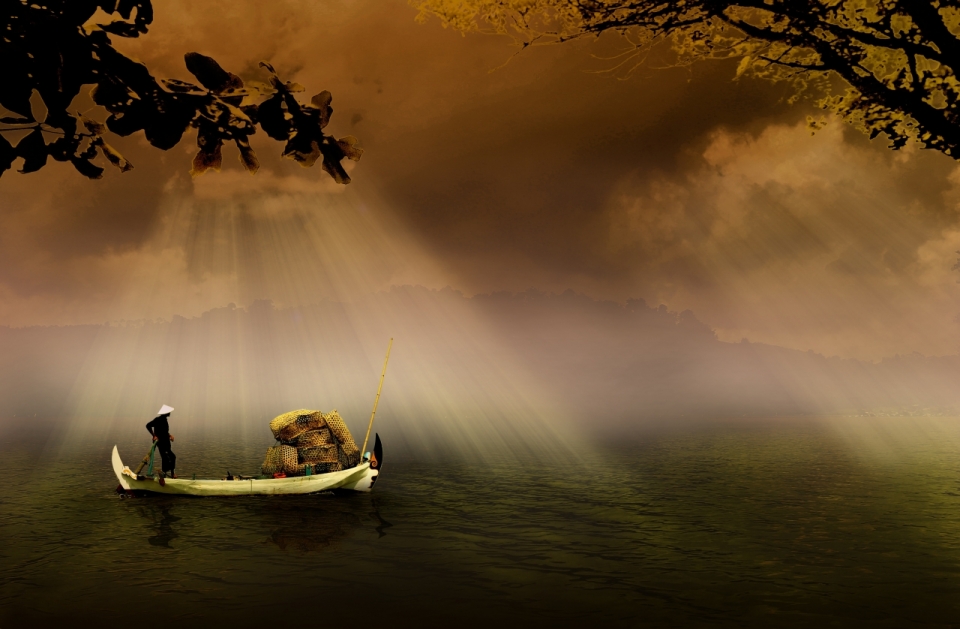 创意摄影一缕阳光照射海面上的小船