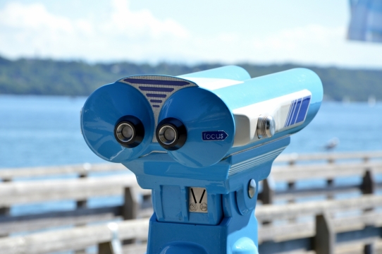 海边木板栈道虚化背景望远镜特写