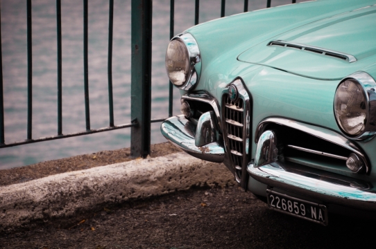 城市街道路边绿色豪华轿车