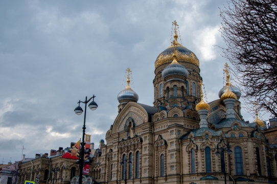 乌云遮盖华丽建筑暗淡光泽外观