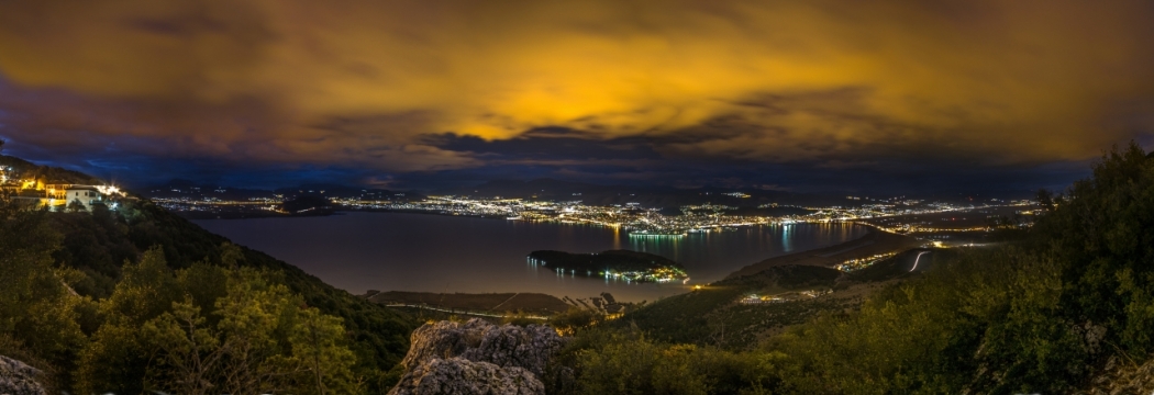 后山眺望夜幕下城市夜景