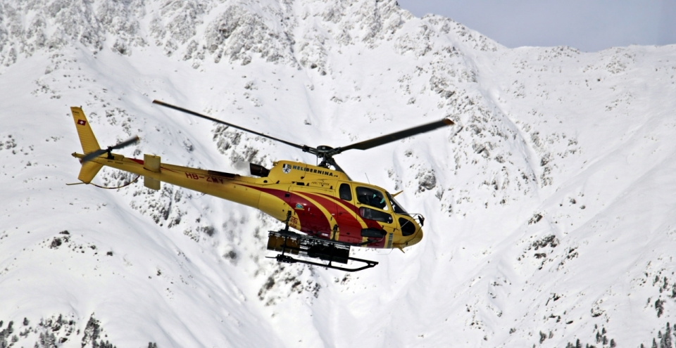 雪山中盘旋的直升机