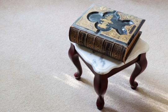 室内复古木制凳子上古典文艺书本