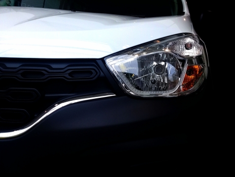 黑色背景银色豪华轿车车灯部位特写