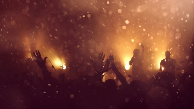 暴雨中狂欢乐队人群光影