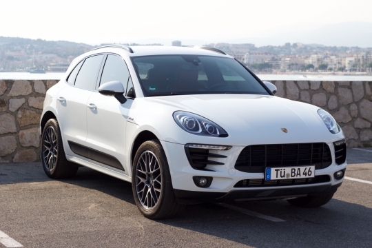 空地停放白色SUV轿车大气特写