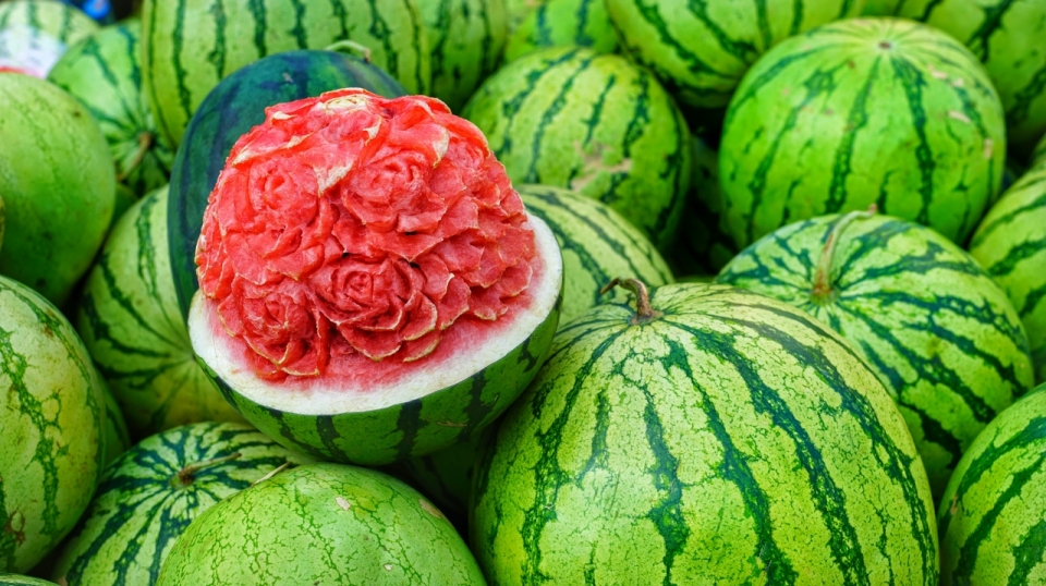 户外新鲜美味健康艺术雕花西瓜水果