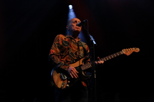 演唱会聚光灯下弹奏吉他乐器歌唱歌手