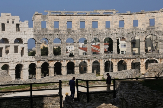 蓝色天空城市街道遗址建筑