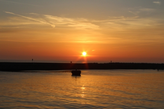河塘水面倒影悬挂金色夕阳美景