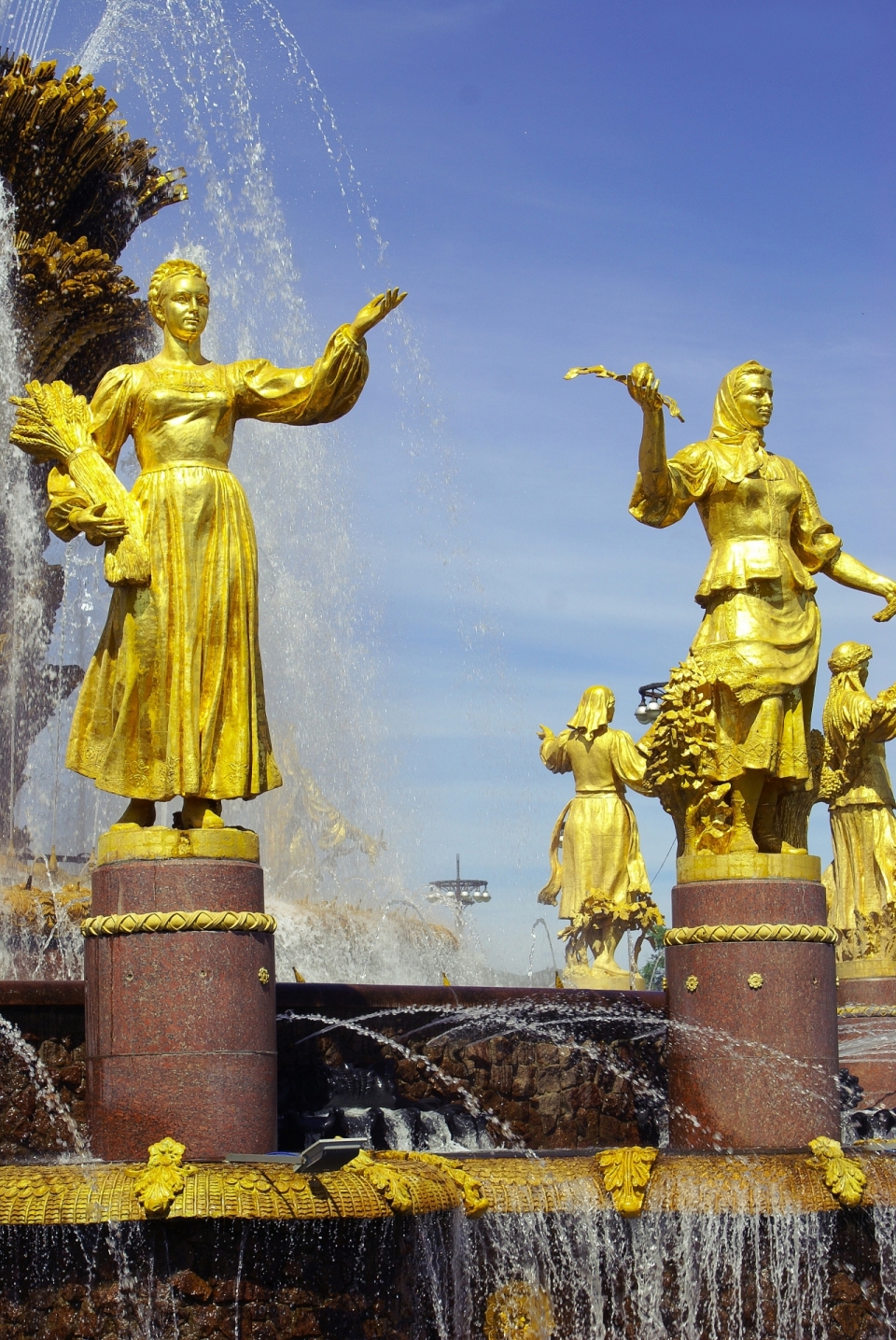 俄罗斯城市喷泉上女性金色雕像
