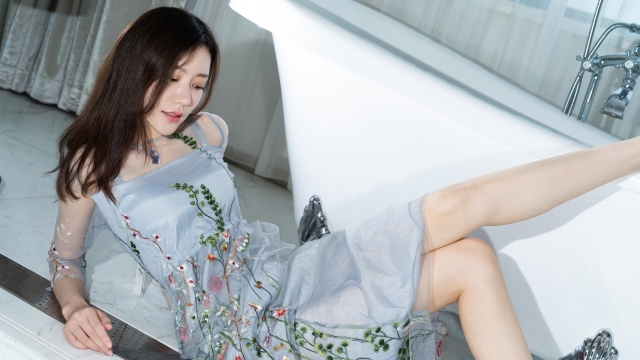 克拉女神江琴高清桌面美女壁纸