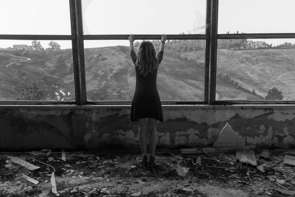 废墟窗前眺望远方的女孩