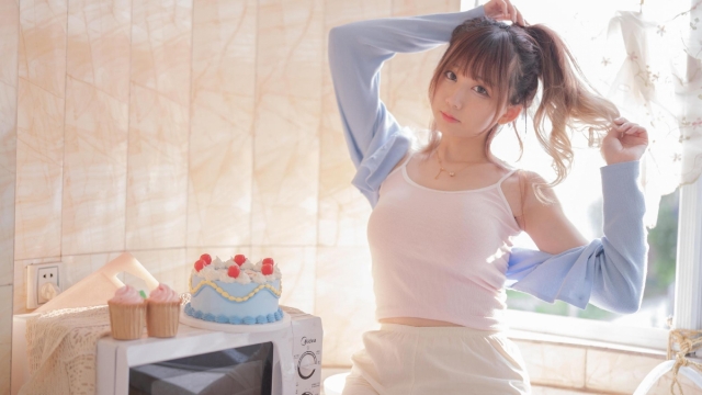 粉嘟嘟清纯少女吊带高清桌面壁纸