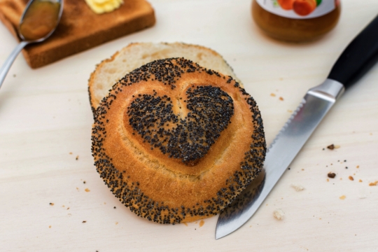 餐桌烘焙爱心面包美食特写