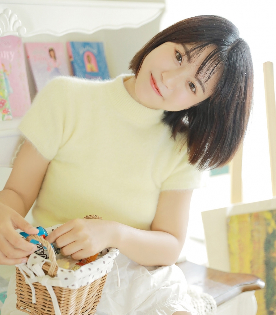 00后氧气美女白丝妖娆性感写真图片