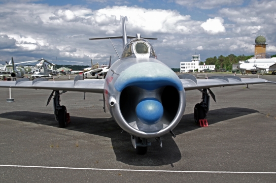 阳光蓝色天空机场古老飞机