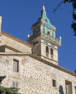 仰望宫廷建筑墙垣花边纹路雕刻