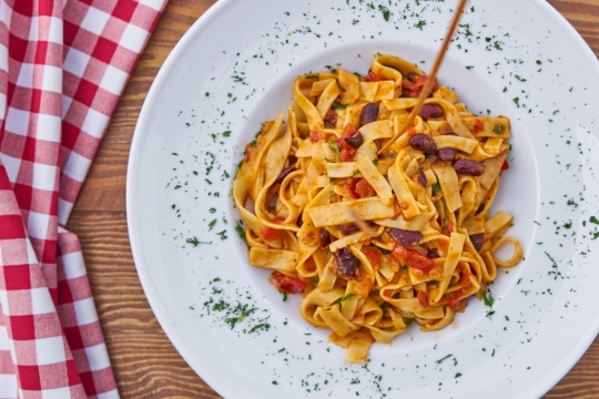 牛肉花生辣椒干拌面美食摄影