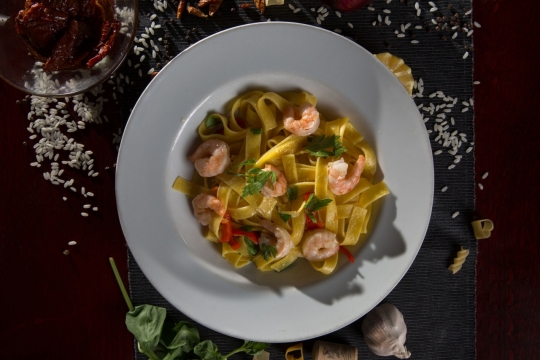 厨房桌面新鲜美味白色盘子面食料理