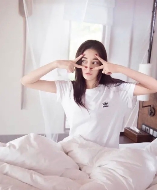 性感美女明星迪丽热巴起床照妖娆写真