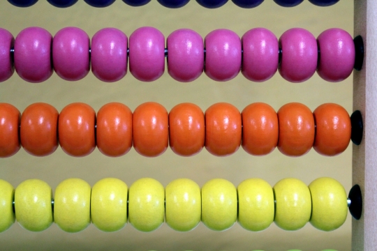 有不同颜色算珠的算盘特写