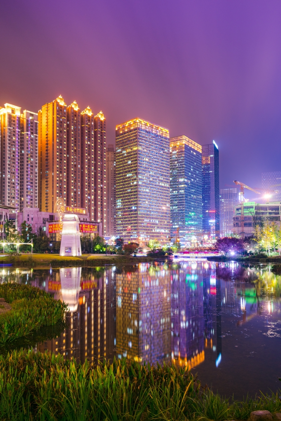 夜晚城市高楼大厦美丽灯光夜景倒映在水面