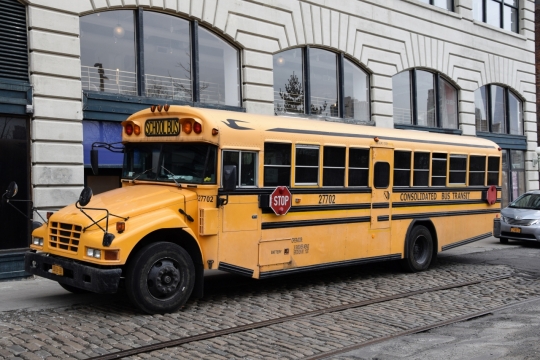 街边房屋停放黄色校车街拍