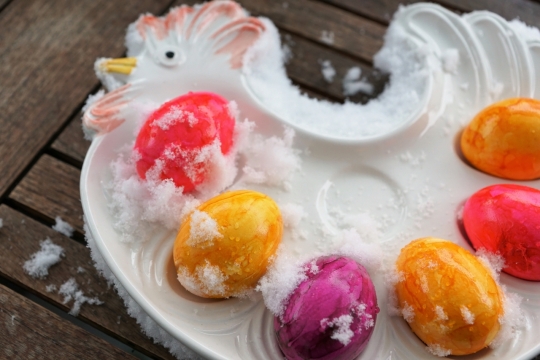 木制桌面公鸡造型盘子彩蛋白雪