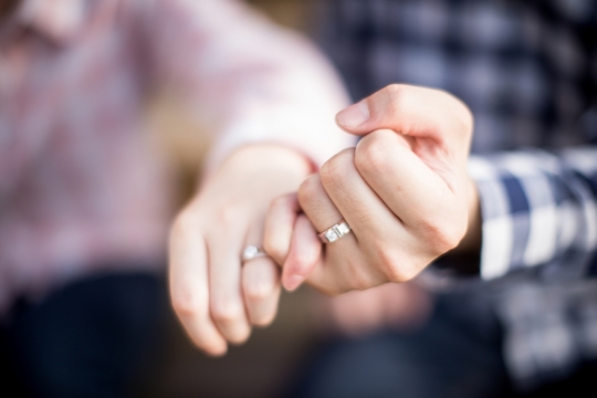 虚化背景戴戒指男性女性牵小指手部特写