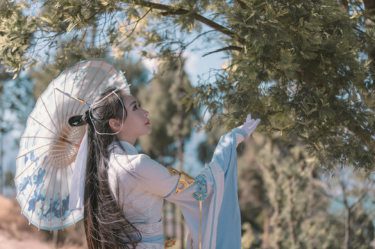 美女摄影_林下恬静古风美女高清特写