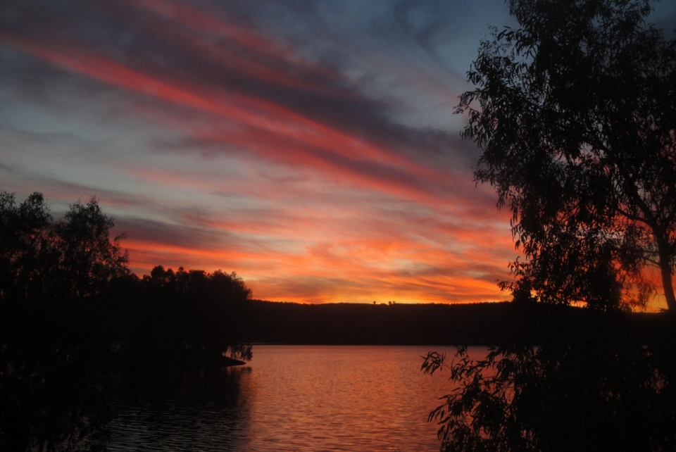 傍晚夕阳湖面倒映树木天空