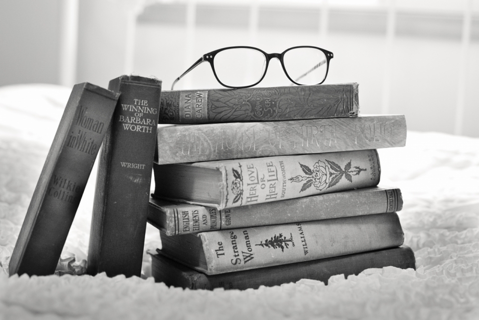黑白文艺风床上的书本和眼镜
