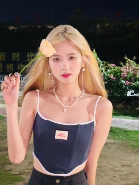 妖娆美女网红井川里予写真